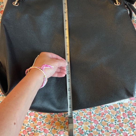 H&M Black Vegan Leather Bag, Like New, Zipper Top, Tassel Detail, Interior Zippe - Picture 5 of 6